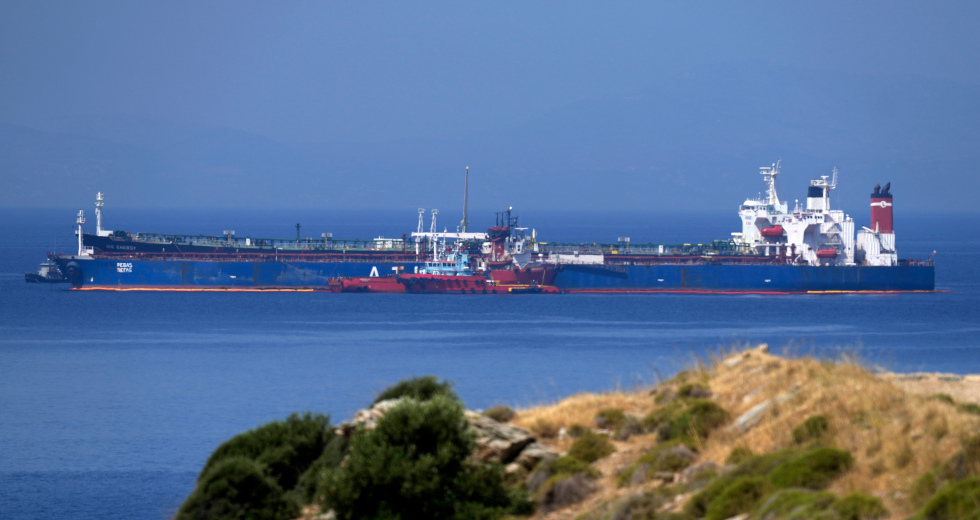 Καλά στην υγεία τους τα πληρώματα των τάνκερ, ενώ η κόντρα αγριεύει