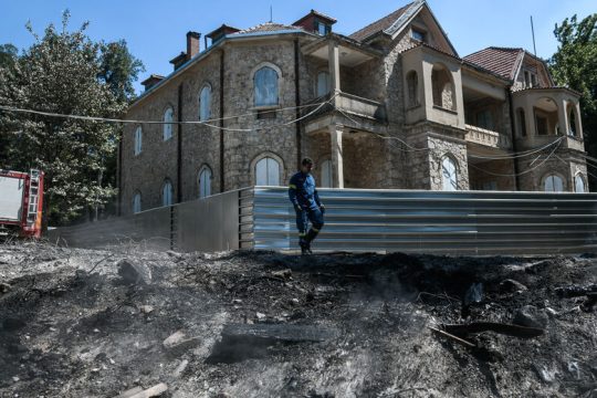 Ας μας απαντήσει έστω η Ελισάβετ της Αγγλίας