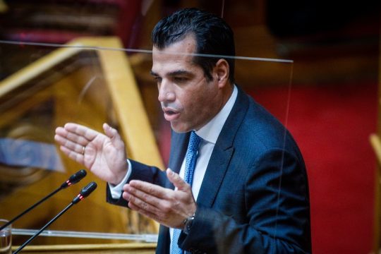 Ο Θάνος Πλεύρης κηρύσσει «ανένδοτο» στη Novartis