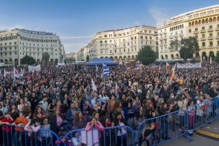 Ενα πολύχρωμο ποτάμι ενάντια στον πόλεμο και τον φασισμό