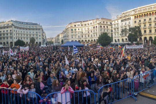 Ενα πολύχρωμο ποτάμι ενάντια στον πόλεμο και τον φασισμό