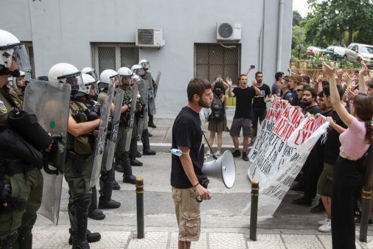 Τα παιδιά τραγουδούν μες στους δρόμους κι η φωνή τους τον κόσμο αλλάζει*