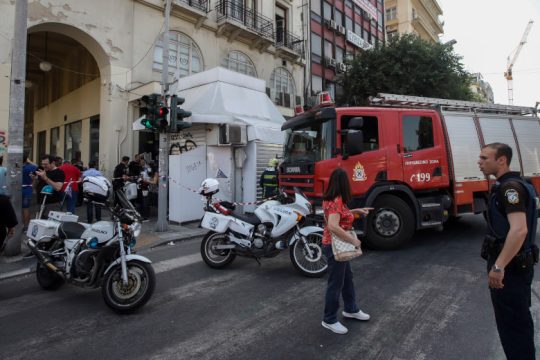 Σοβαρά τραυματίες και δεκάδες απεγκλωβισμοί από τη φωτιά στη Θεσσαλονίκη