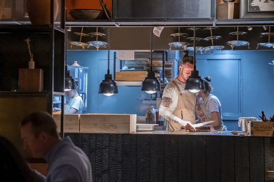 Η μεγάλη έξοδος των εργαζομένων από τον τουρισμό