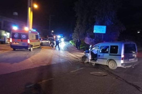 Αυτοκίνητο με τρεις επιβάτες στη Σαλαμίνα έπεσε στη θάλασσα από τα 20 μέτρα