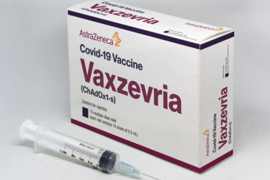 Ο ΕΜΑ ενέκρινε και το εμβόλιο της AstraZeneca για την τρίτη ενισχυτική δόση