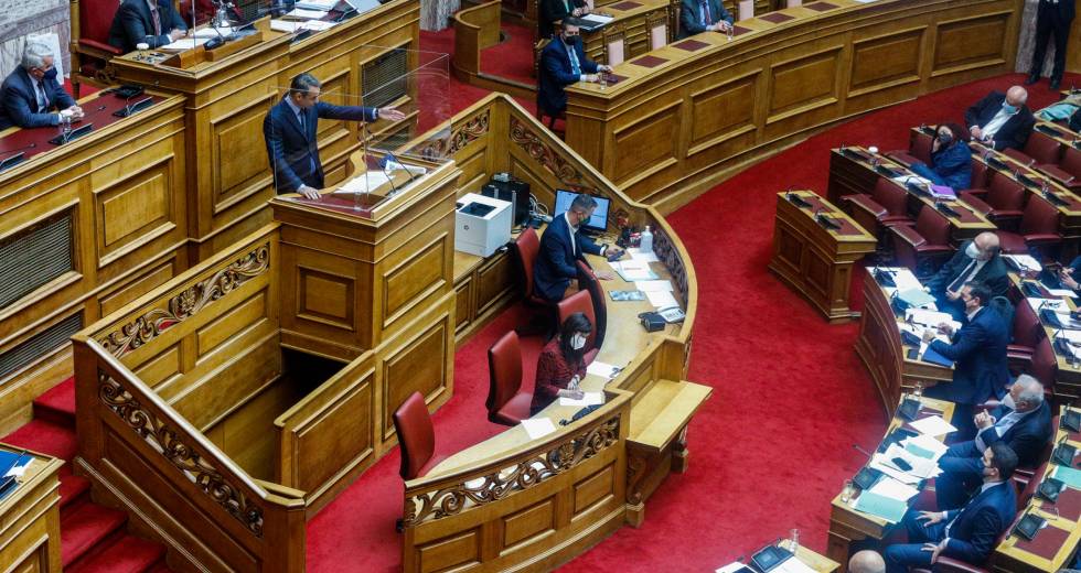 Επιστρέφει η κανονικότητα στη Βουλή – Χαλαρώνουν τα μέτρα Covid