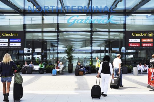 Χάος στα αεροδρόμια της Βρετανίας λόγω ελλείψεων προσωπικού