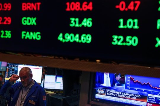 Η Wall Street ολοταχώς σε κατάσταση «αγοράς αρκούδας», υποχωρεί διαρκώς