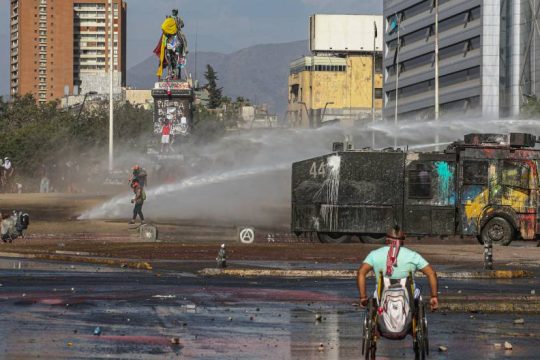 Κατέληξε δημοσιογράφος που δέχτηκε σφαίρα στο κεφάλι σε διαδήλωση στη Χιλή