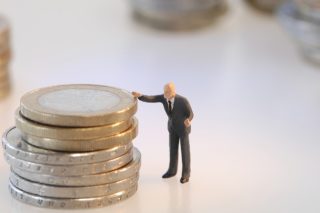 Και δεύτερος «κόφτης» δαπανών μέσω ρήτρας διαφυγής
