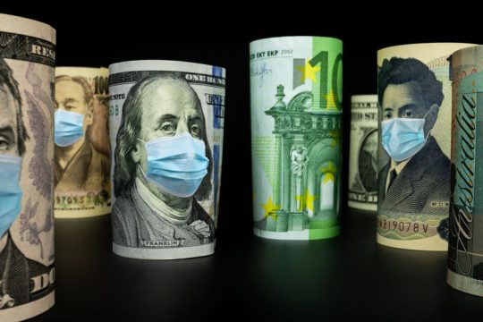 Ομοβροντία αυξήσεων επιτοκίων από τις κεντρικές τράπεζες στα βήματα της Fed