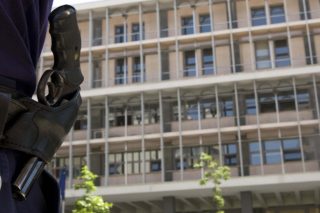 Στελέχη του ΚΚΕ δέχθηκαν επίθεση μέσα σε δικαστική αίθουσα από μάρτυρες αστυνομικούς
