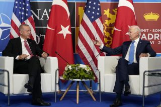 Με χαμόγελο… νικητή ο Ερντογάν στη συνάντηση με τον Μπάιντεν