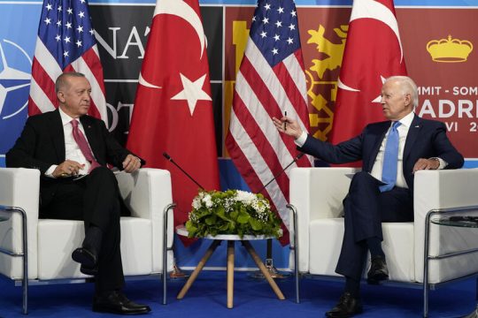 Με χαμόγελο… νικητή ο Ερντογάν στη συνάντηση με τον Μπάιντεν