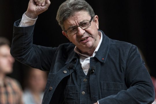 Γαλλική υπηκοότητα υπόσχεται ο Μελανσόν στον Ασάνζ