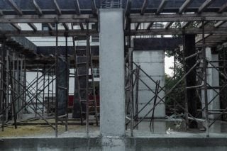 Ρατσιστής εργολάβος σακάτεψε οικοδόμο που ζήτησε να πληρωθεί