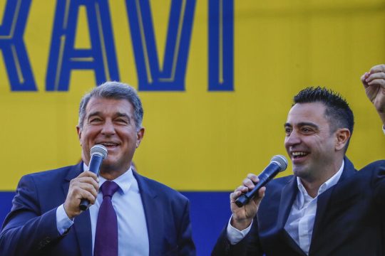 Με δεμένα τα χέρια!