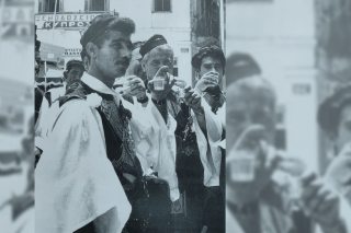 Παγανισμός, επανάσταση, ένας άγιος και ο σπουδαιότερος Έλληνας φωτογράφος