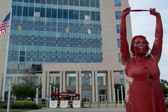 Σε θέσεις μάχης για τις αμβλώσεις: Ποιες Πολιτείες τις απαγορεύουν και τα αντίμετρα