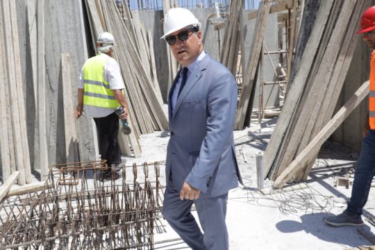 Μόνος του τα λέει,  μόνος του τα αναιρεί… [βίντεο]