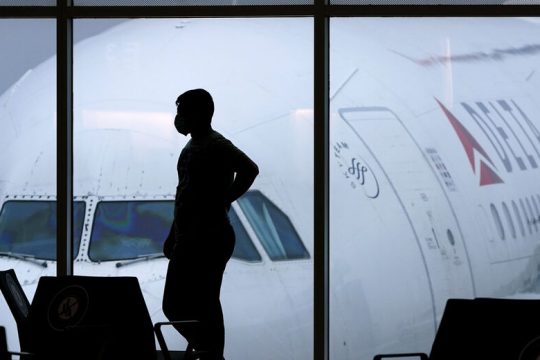 Νίκη του λόμπι των αεροπορικών εταιρειών: «Χαλαρώνουν» οι όροι αποζημιώσεων των επιβατών
