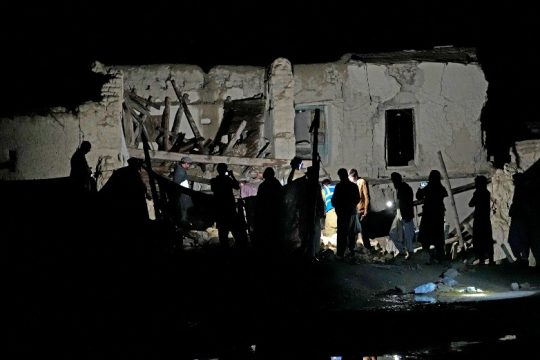 Σκηνές χάους και θρήνου μετά τον καταστροφικό σεισμό στο Αφγανιστάν