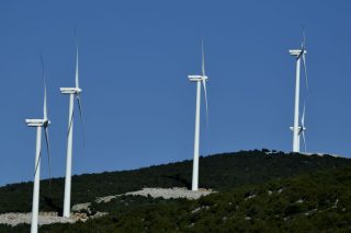 Γκάζι στις αδειοδοτήσεις, φρένο στο χωροταξικό