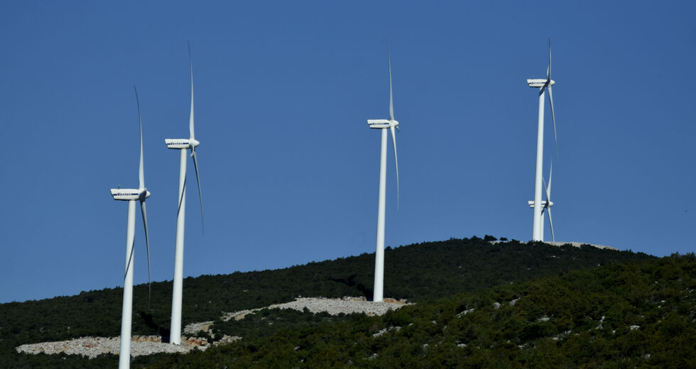 Γκάζι στις αδειοδοτήσεις, φρένο στο χωροταξικό