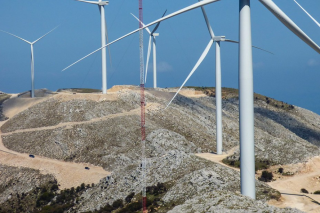 «Πλημμύρισε» αιολικά πάρκα η Ναυπακτία σε απόσταση αναπνοής από χωριά