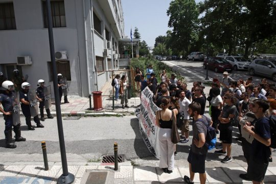Προκλητικά face controls της αστυνομίας στο ΑΠΘ