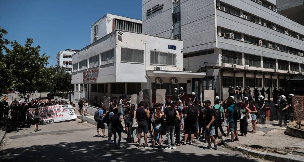 «Η καταστολή δεν θα περάσει, των φοιτητών η πάλη θα την σπάσει»