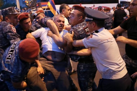 Πάνω από 50 τραυματίες σε αντικυβερνητικές διαδηλώσεις στην Αρμενία