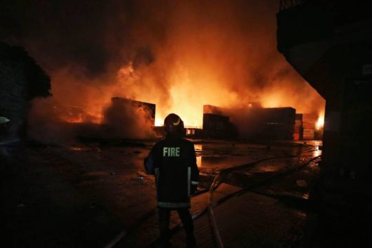 Δεκάδες νεκροί και εκατοντάδες τραυματίες από φωτιά σε αποθήκη στο Μπαγκλαντές