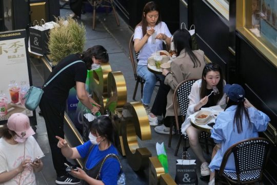 Αίρονται μερικώς οι περιορισμοί στο Πεκίνο, ανοίγουν τα εστιατόρια
