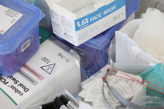 Κυβερνητική αναδίπλωση μετά την κατακραυγή για τον ΦΠΑ σε μάσκες και αντισηπτικά