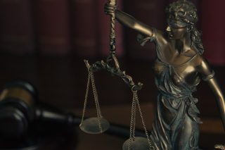 Επιλεκτική μεταχείριση για δύο συλληφθέντες διαδηλωτές