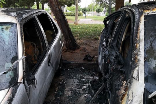 Κάηκαν τρία οχήματα από εμπρηστική επίθεση στο Π. Φάληρο