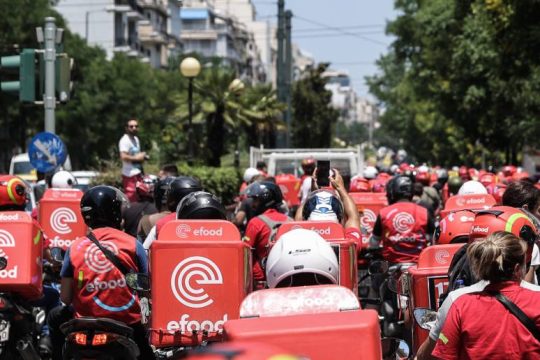 «Κοκκίνησαν» οι δρόμοι από εργαζόμενους ενάντια στους νέους σχεδιασμούς της efood 