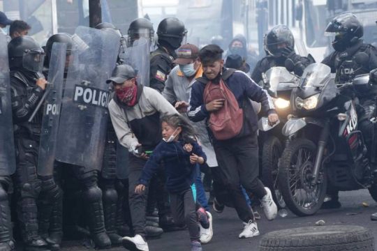 Μπλόκα στον Ισημερινό από διαδηλωτές που αψηφούν την κατάσταση «έκτακτης ανάγκης»