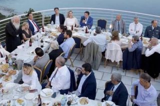 Σαράντα σβέρκοι βωδινοὶ με λαδωμένες μπούκλες
