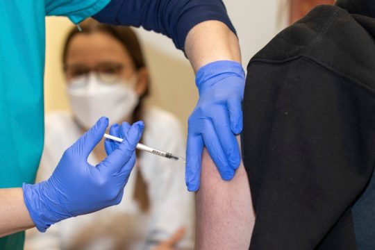 Σύσταση για τέταρτη δόση εμβολίου για όλους άνω των 30 ετών