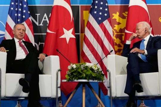 Ήρθαν «πιο κοντά» Μπάιντεν και Ερντογάν