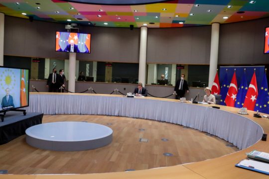 Μήνυμα Κομισιόν σε Άγκυρα: Σεβαστείτε την κυριαρχία των κρατών της Ε.Ε.