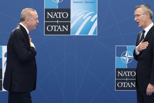 FT: Η Άγκυρα μπλοκάρει την τριμερή του ΝΑΤΟ για διεύρυνση