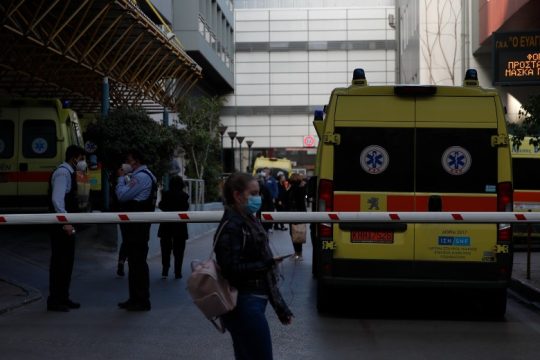 Οι ειδικοί προειδοποιούν, ο υπουργός επιμένει σε λήξη της πανδημίας