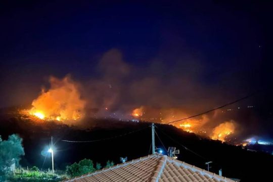Ολονύχτια μάχη με τις φλόγες στην Eύβοια
