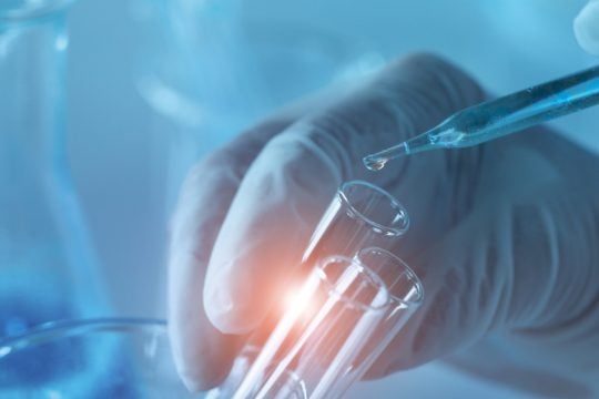 Ε.Ε.: Παράδοση των πρώτων δόσεων από τα εμβόλια για την ευλογιά των πιθήκων