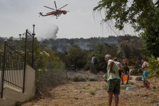Φωτιά στην πλαγιά της Δίρφυς, πλησιάζει κατοικημένη περιοχή