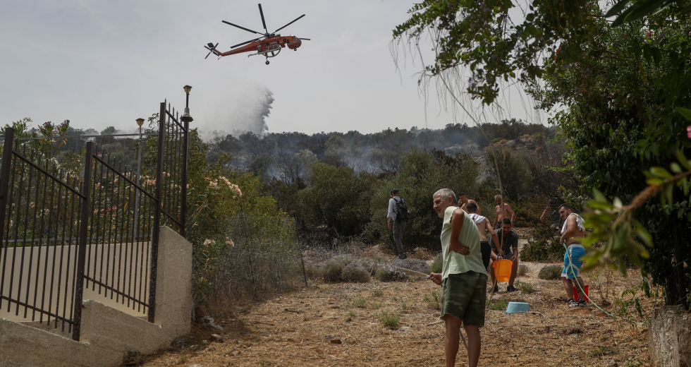 Φωτιά στην πλαγιά της Δίρφυς, πλησιάζει κατοικημένη περιοχή
